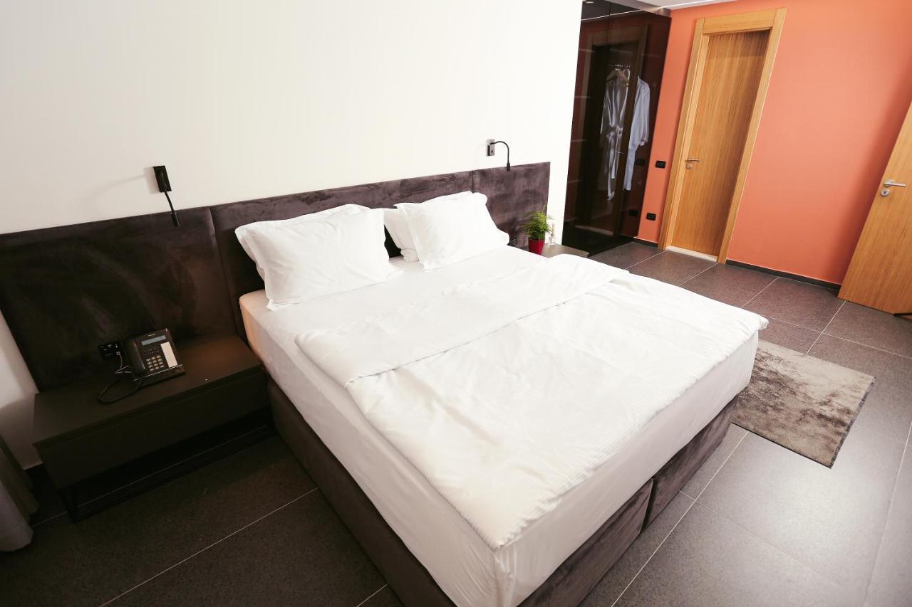 Hotel 12 Gjakova Eksteriør billede